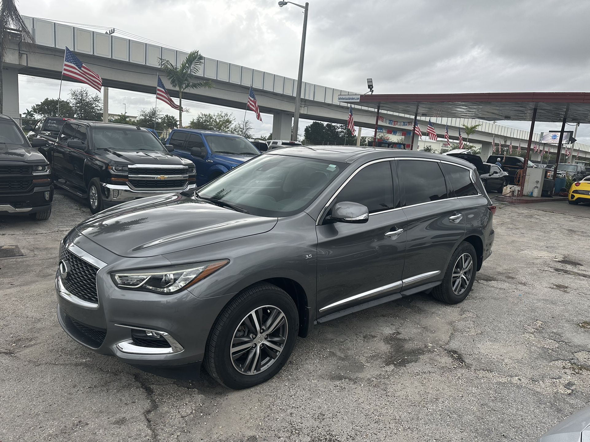 used Infiniti QX60 2019 - front view 2